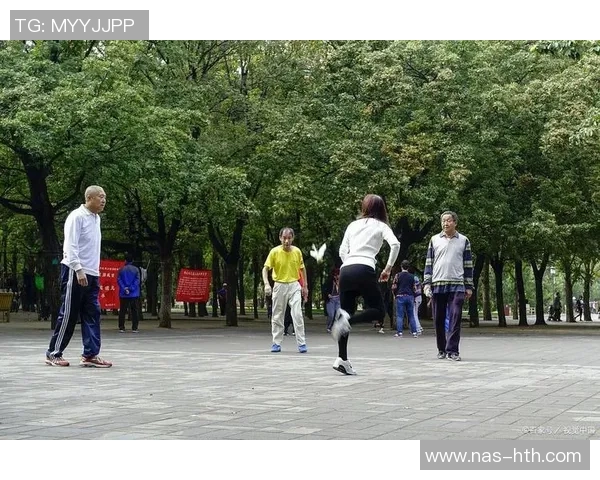 从手足无措到游刃有余,齐达内在公园学着踢毽子 从手足无措到游刃有余,齐达内在公园学着踢毽子